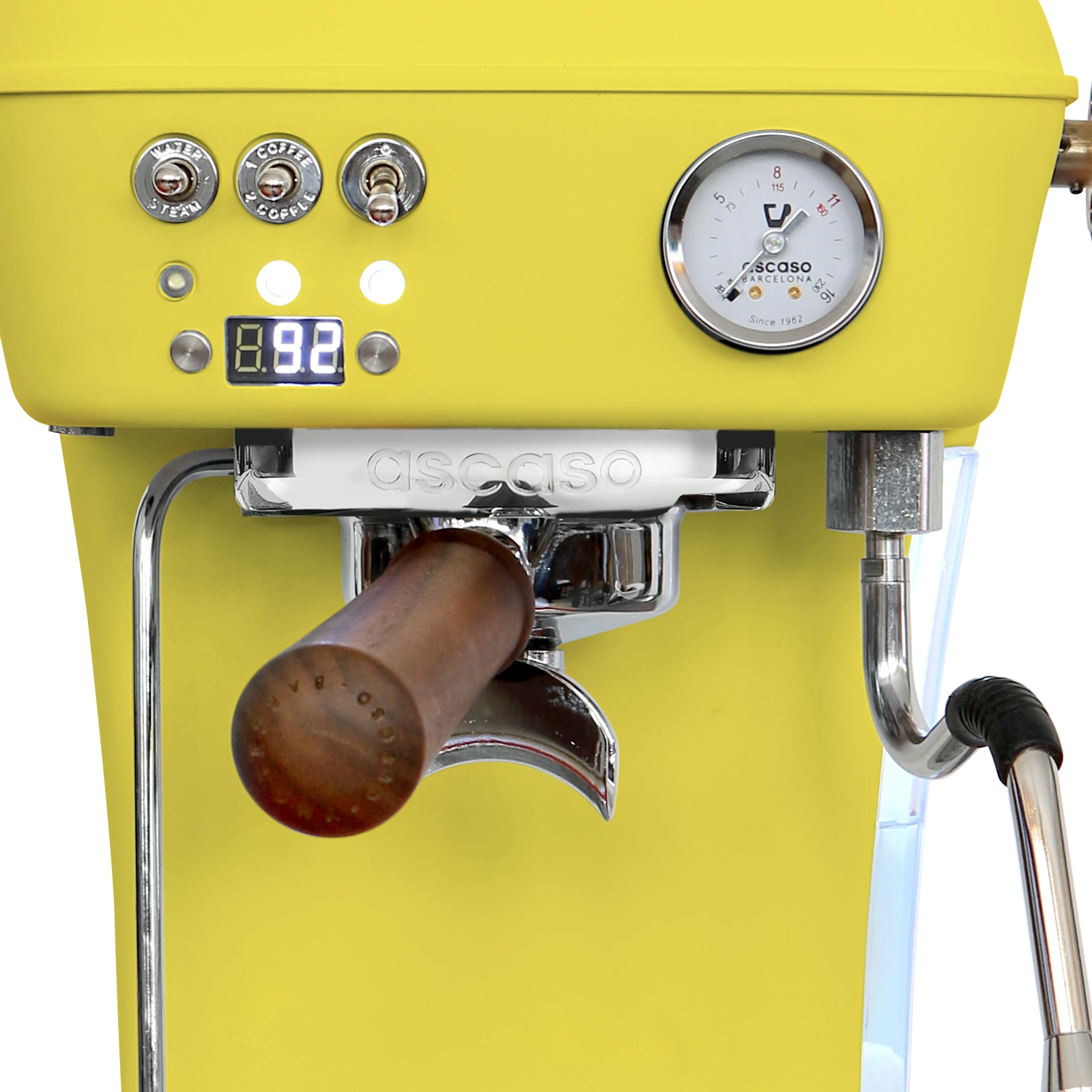 Yellow „Ascaso“ Dream PID from the front: display showing the temperature, switches, pressure gauge and walnut-handled portafilter