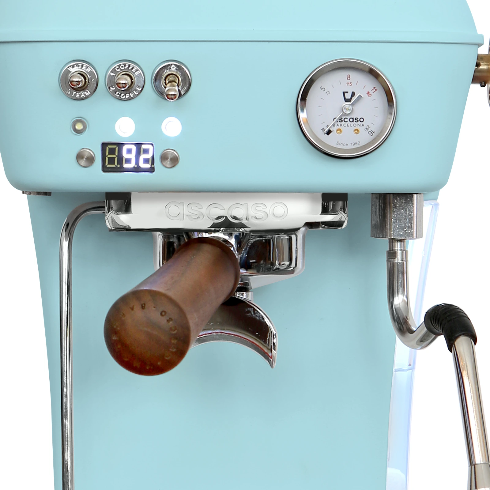 Light blue „Ascaso“ Dream PID from the front: display showing the temperature, switches, pressure gauge and walnut-handled portafilter