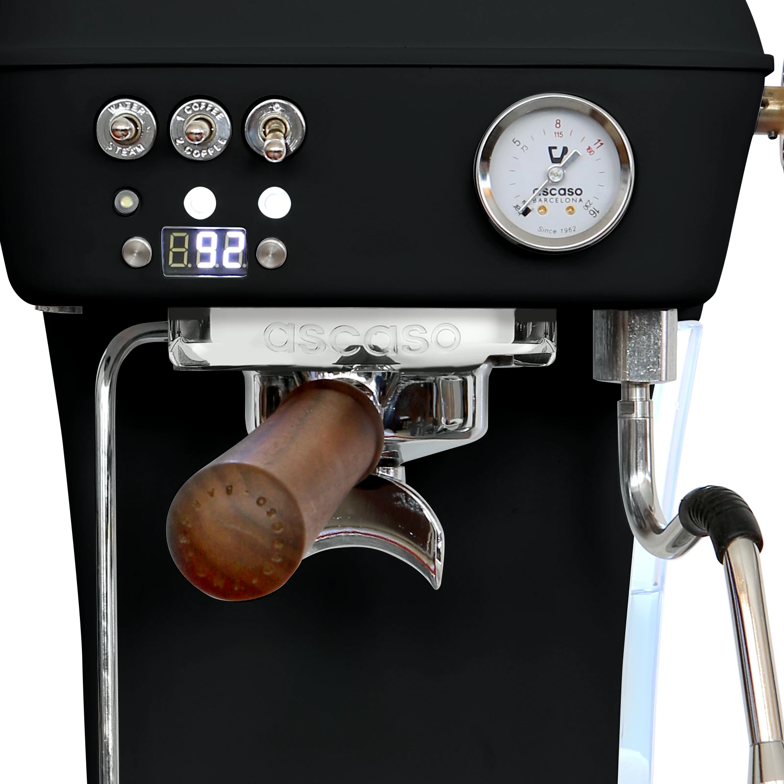 Black „Ascaso“ Dream PID from the front: display showing the temperature, switches, pressure gauge and walnut-handled portafilter