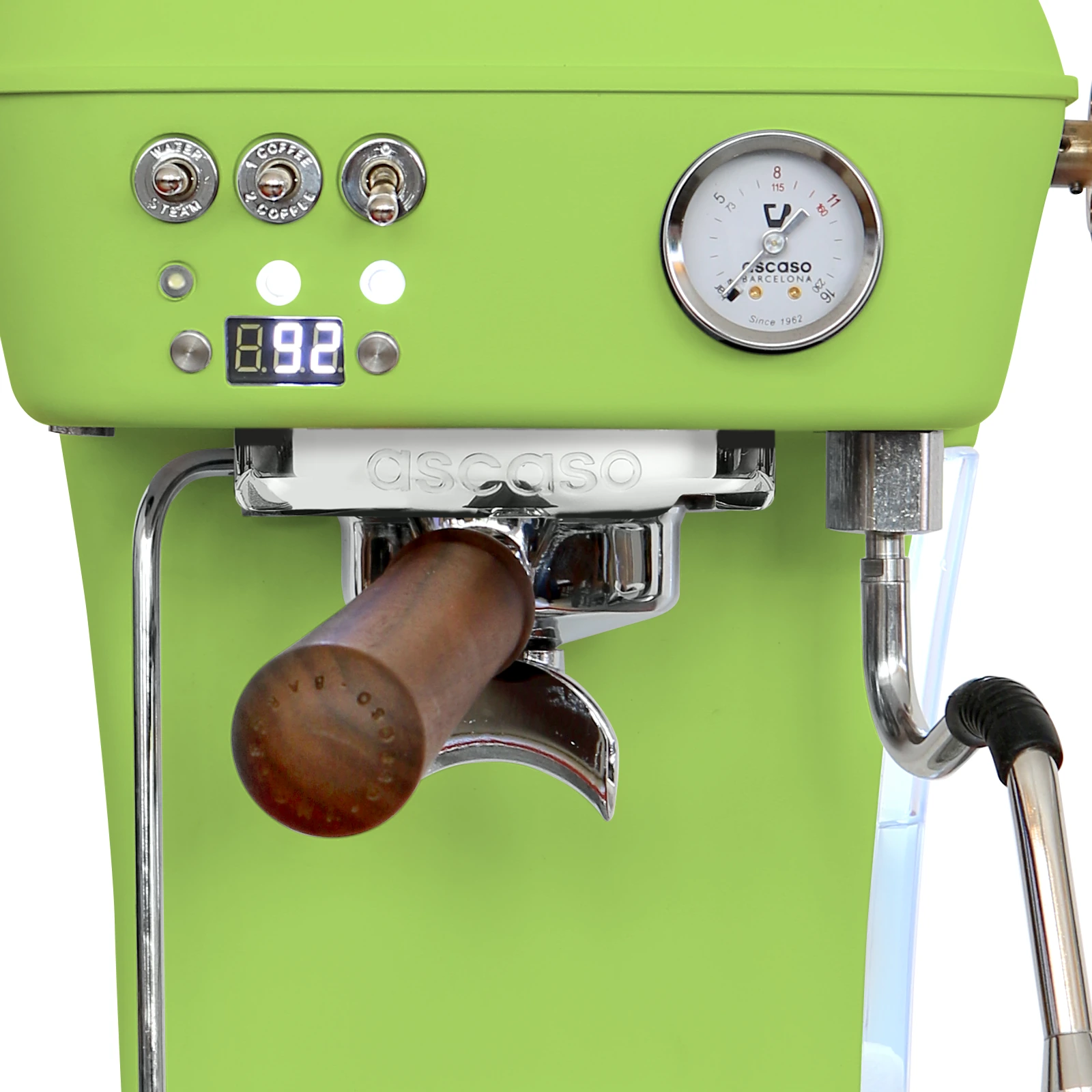 Pistachio „Ascaso“ Dream PID from the front: display showing the temperature, switches, pressure gauge and walnut-handled portafilter