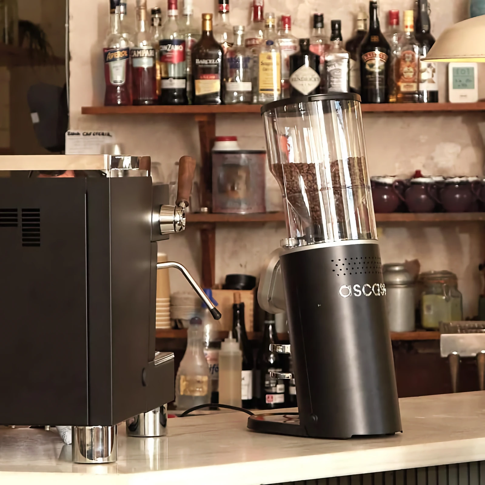 „Ascaso“ P74 ant kavinės baro šalia espresso kavos aparato