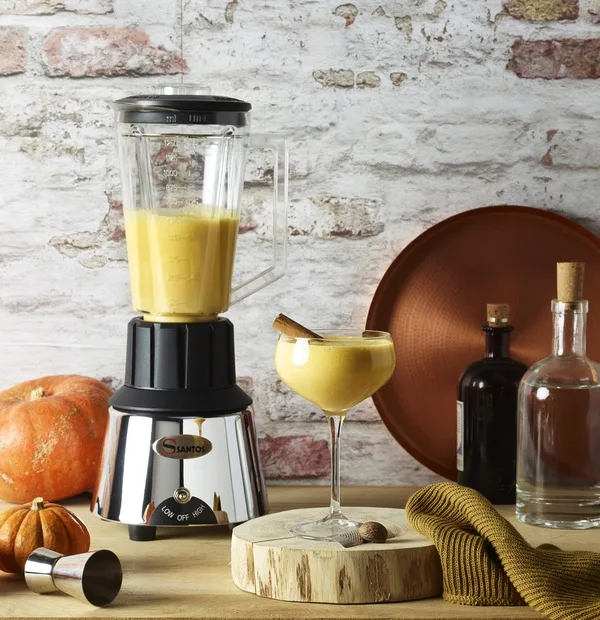 „Santos“ #33 Evolution bar blender with a chrome base, next to a cocktail