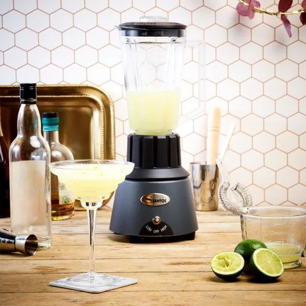 „Santos“ #33 Evolution bar blender with a grey base, next to a cocktail with lime
