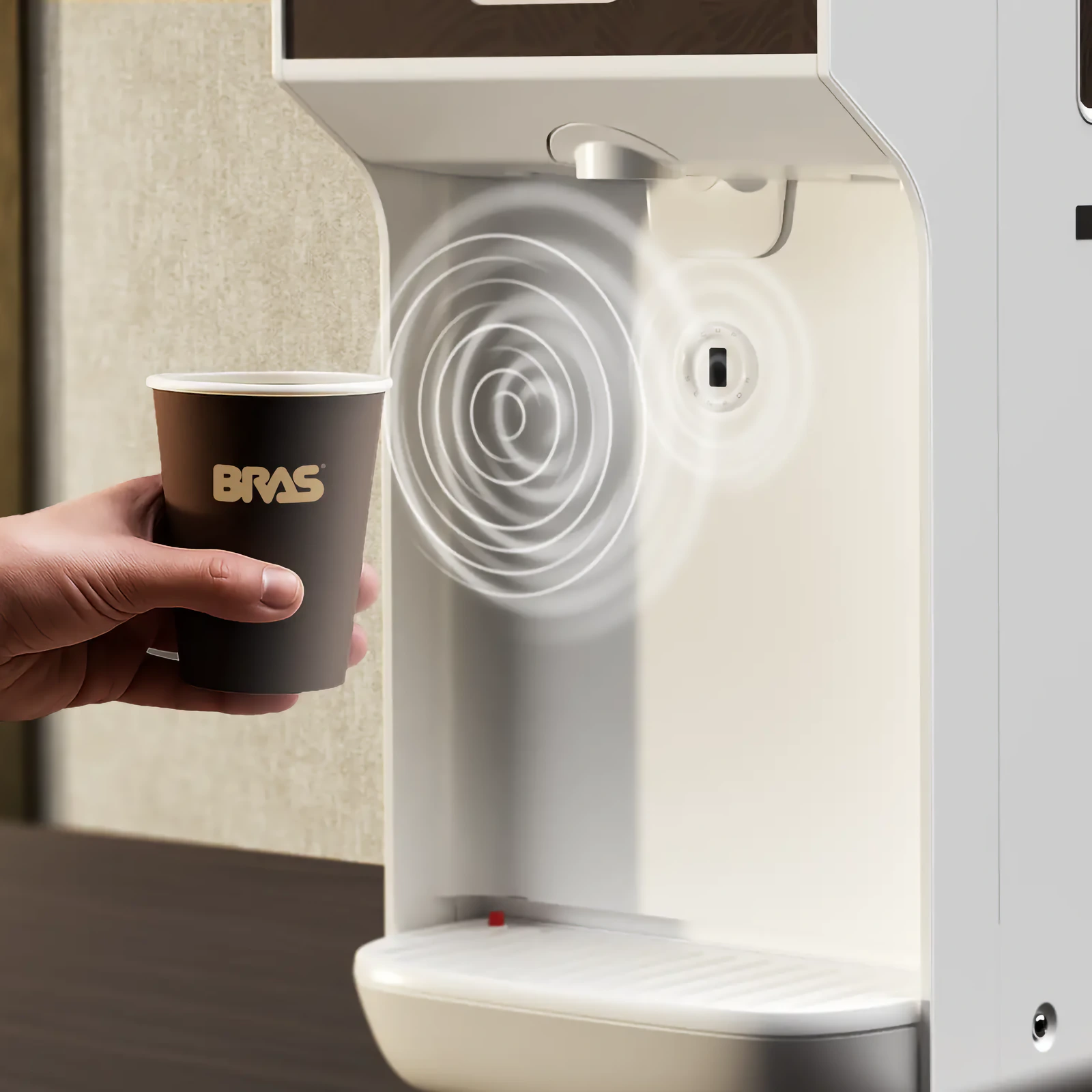 A hand holds a cup at the „Bras“ Is-Cream tap, next to the cup sensor