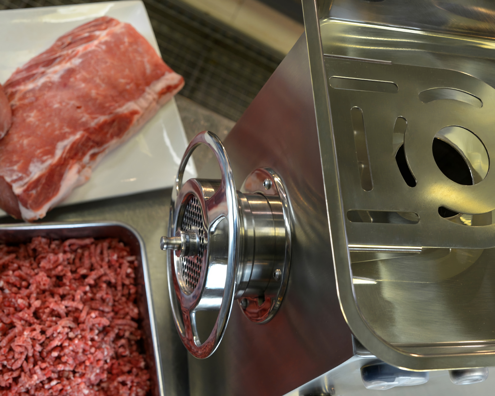 FAMA TI 32 R PRO grinding group close-up