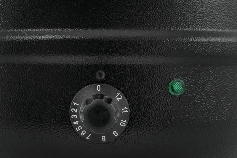 Control knob with a 1–12 scale and green indicator light on the „Bartscher“ Economic soup kettle